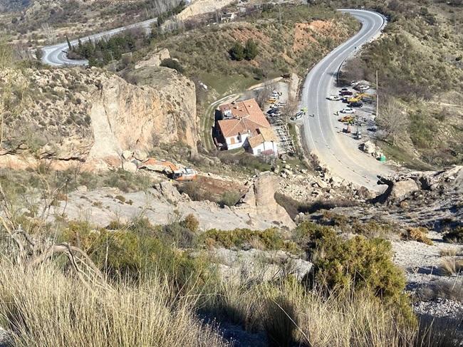 Trabajos en la A-395 tras el desprendimiento de una ladera, en imagen de archivo.