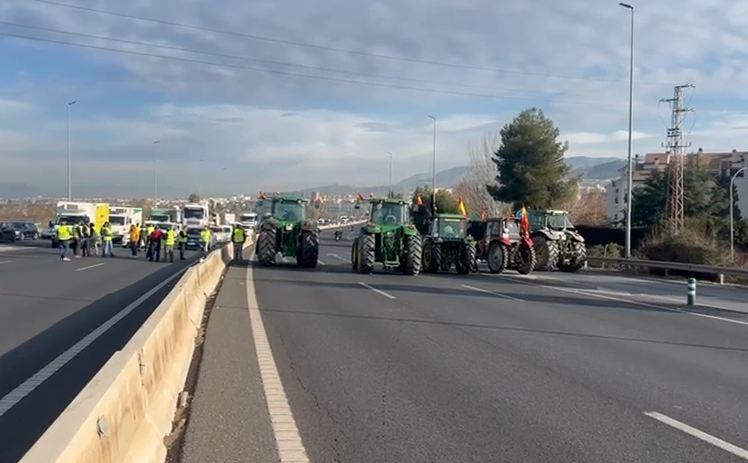 Tractores en la circunvalación, junto a la salida de Armilla-Palacio de Congresos. 