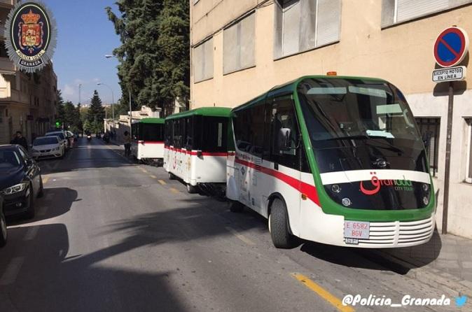 El tren, apartado a un lado para poder reabrir el tráfico. 