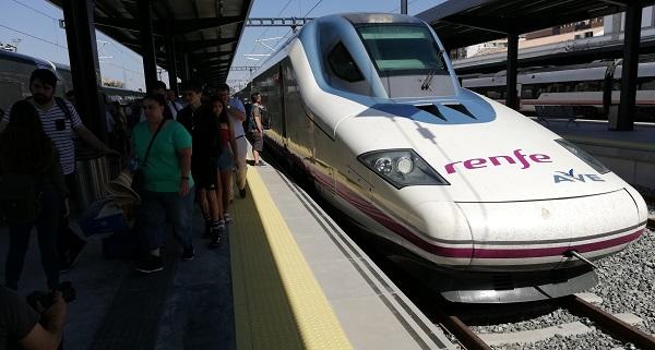 Un tren AVE, en la estación de Granada. 