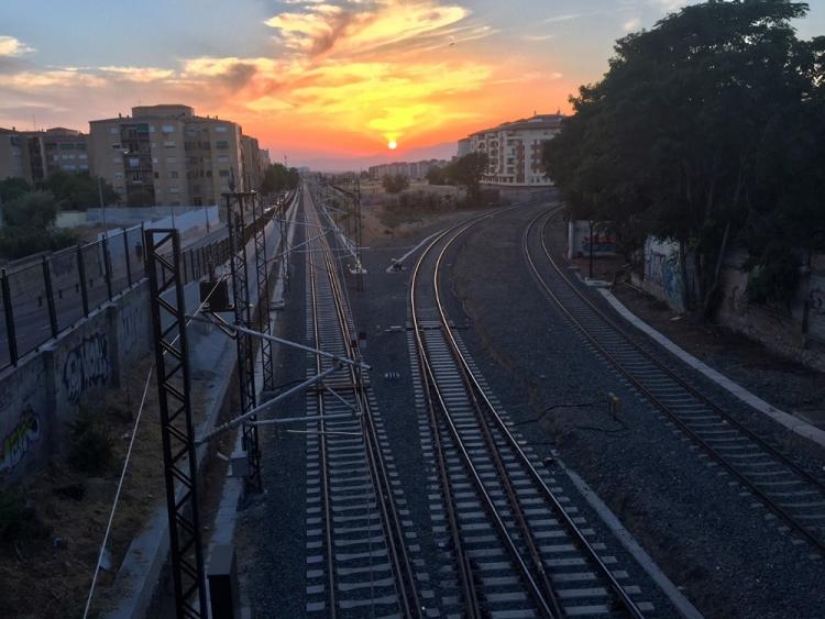 Las vías del tren al converger en dirección al Camino de Ronda y la estación.