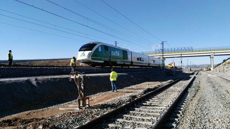 Imagen del tren laboratorio, a su paso por Tocón, que ha comenzado este viernes a evaluar el trazado.