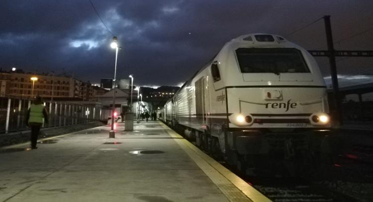 El tren Talgo a Madrid, a su salida este lunes de la estación de Granada.
