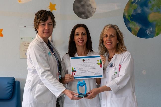 Tres de las autoras, de izquierda a derecha, Aída Galindo, Almudena García y Charo Fernández, muestran el premio.