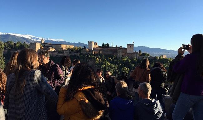 Turistas en el Mirador de San Nicolás. 