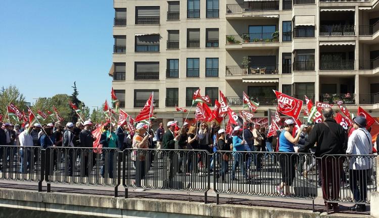 La manifestación cruza el puente para encarar la Acera del Darro.