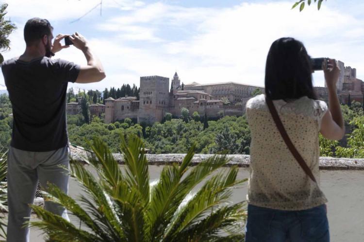 Turistas fotografían la Alhambra desde san Nicolás.