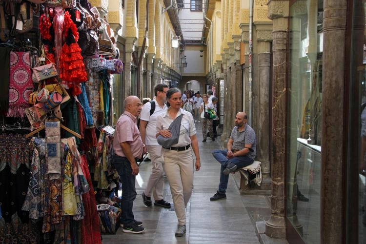 Turistas en la Alcaicería. 