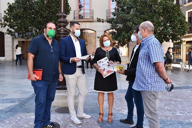 Representantes de IU esta mañana en la Plaza del Carmen.