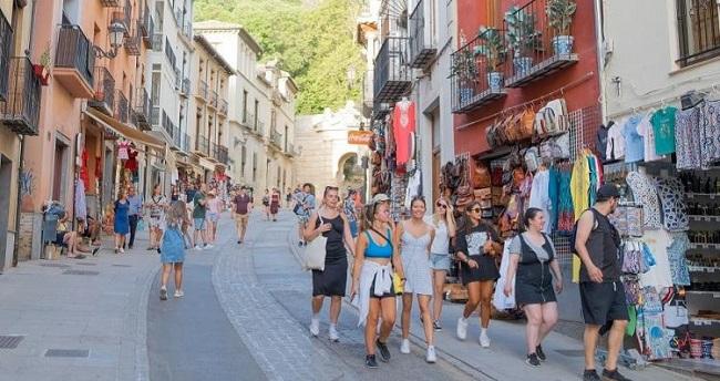 Un grupo de turistas desciende por la Cuesta de Gomérez.