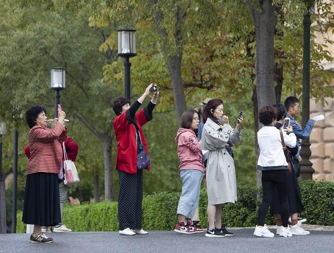 Turistas en el entorno de la Alhambra.