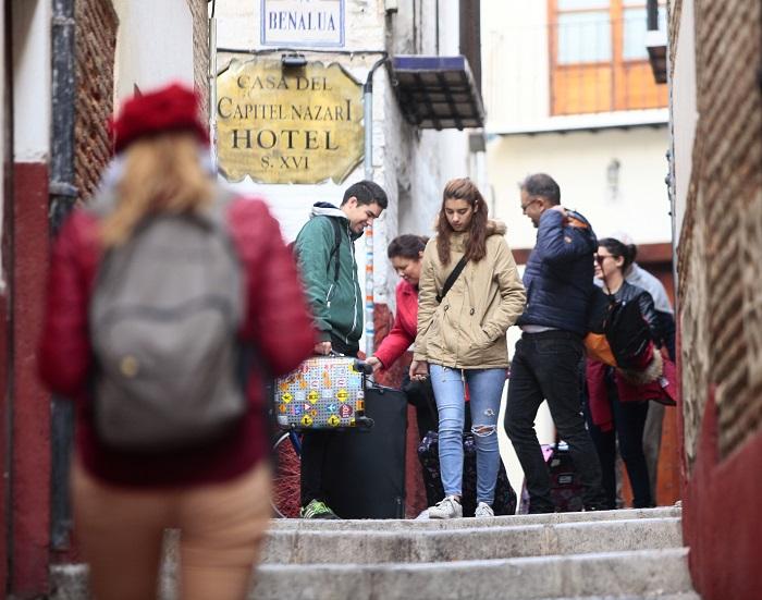 Turistas en una calle del Albaicín.