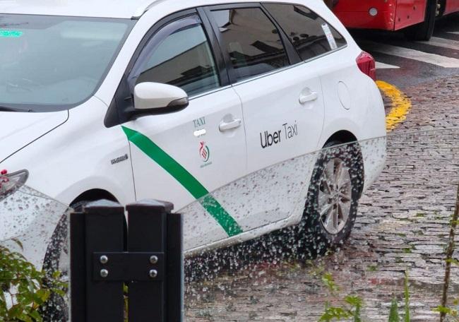 Vehículo de taxi integrado en UBER Taxi.