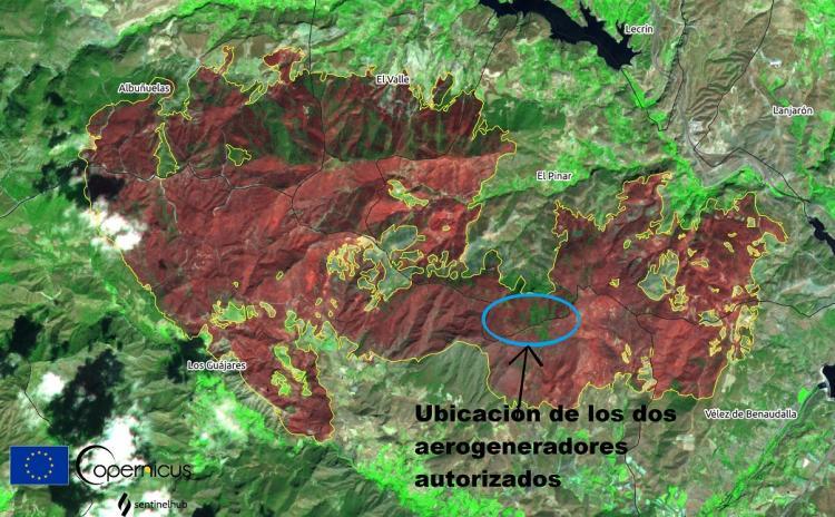 En círculo azul, ubicación de los dos aerogeneradores eólicos autorizados, dentro del área afectada por el gran incendio de Los Guájares (zona en rojo).