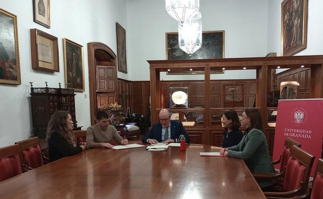El rector y el secretario general de CCOO Granada, durante la firma.