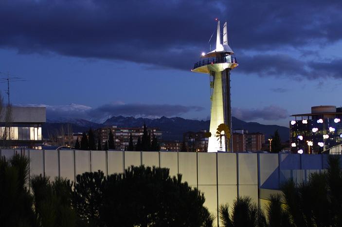 La Torre de Observación del Parque de las Ciencias de Granada, con 50 metros de altura, incorpora una señal luminosa en su parte superior.