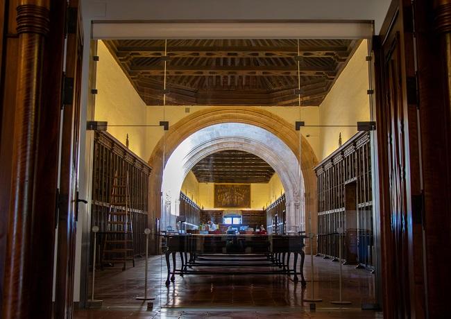 Vista de la Biblioteca desde la Sala de Rectores.