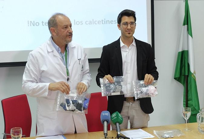 Nicolás Olea (izqda.)  y otro de los científicos, con bolsas de calcetines para bebés analizados..