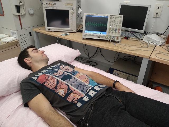 Prototipo de SensoBed con una persona siendo monitorizada sin ningún tipo de dispositivo invasivo. Prototipo de SensoBed con una persona siendo monitorizada sin ningún tipo de dispositivo invasivo.