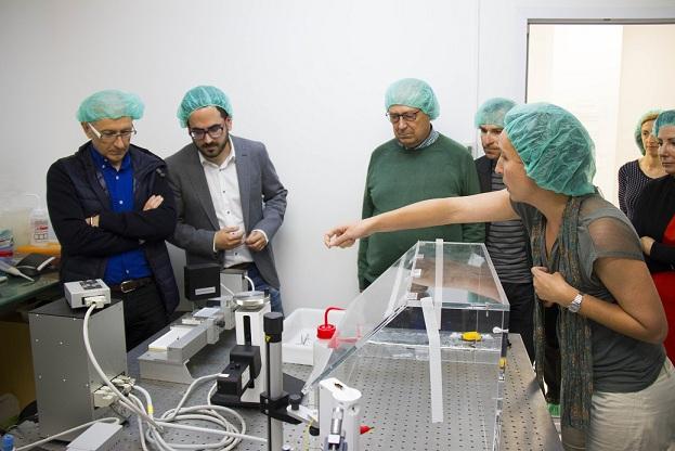 Visita a uno de los laboratorios donde se investiga contra el cáncer. 