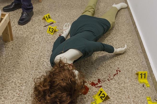 Simulación de una escena del crimen en el laboratorio.