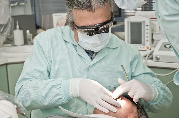 Un dentista atiende a un paciente. 