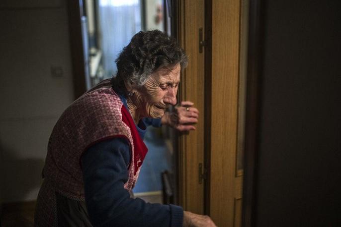 Una mujer llora durante un desahucio.