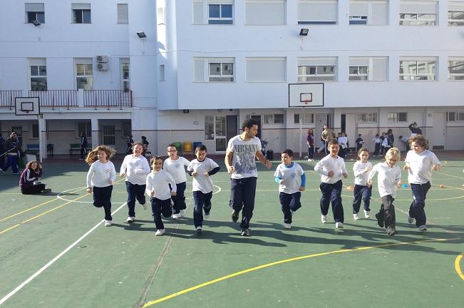 Escolares que han participado en el estudio hacen deporte en su colegio.