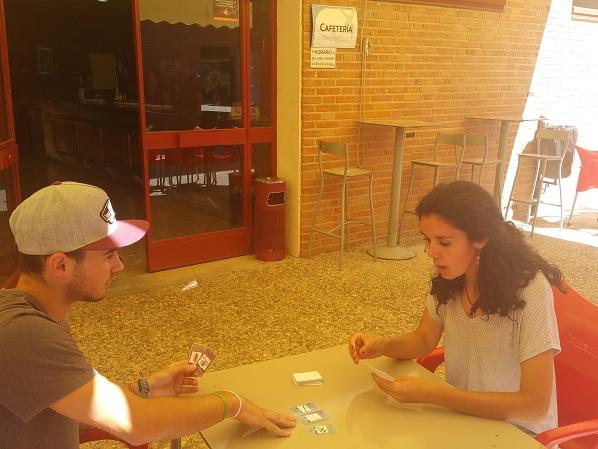 Dos alumnos juegan a “La Amenaza de los Sedentaris” en la cafetería de la facultad de Ciencias del Deporte.