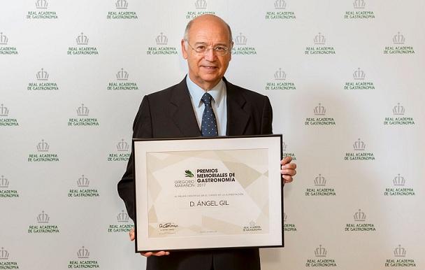 Ángel Gil, con su galardón Ángel Gil, con su galardón.