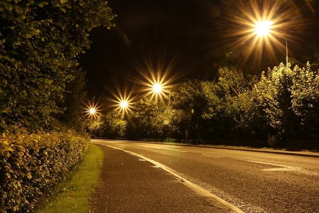 Carretera iluminada con luz amarilla. 