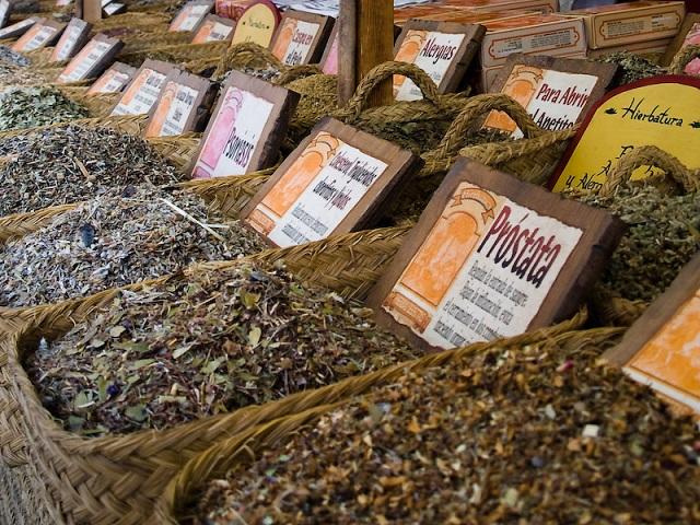 Hierbas para infusiones en un mercado medieval.