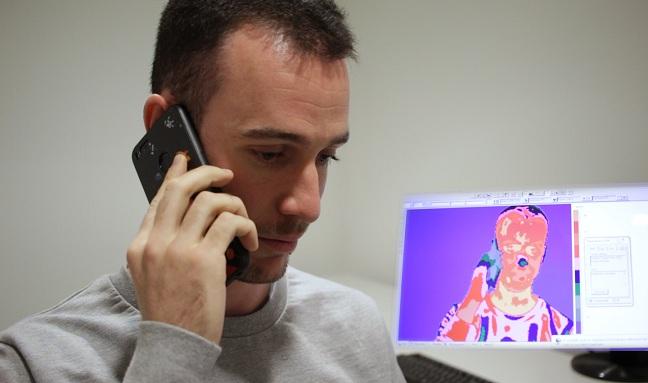 Uno de los participantes en el estudio realiza la llamada de teléfono en la que debe mentir a su interlocutor. En la imagen del termógrafo se ve cómo la temperatura de la nariz desciende, y la de la frente sube.