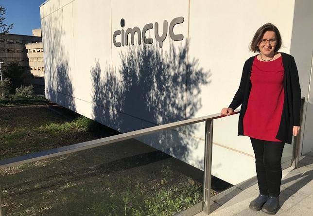 Rosa María Rodríguez, en la puerta del Centro de Investigación Mente, Cerebro y Comportamiento (CIMCYC).