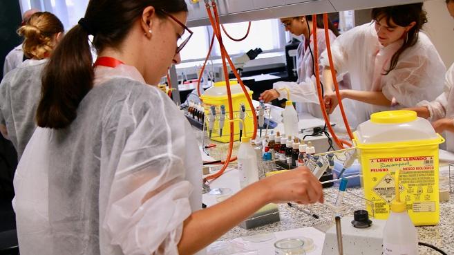 Jóvenes científicas en un laboratorio. 