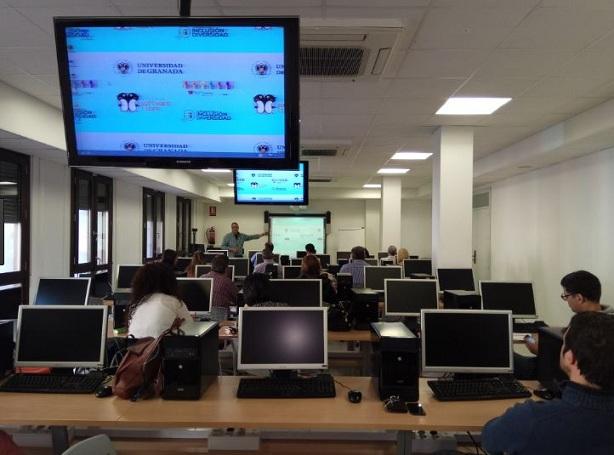 Ordenadores en la Oficina de Software Libre de la UGR. 