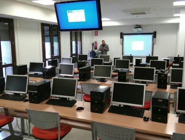 Ordenadores en la Oficina de Software Libre de la UGR. 