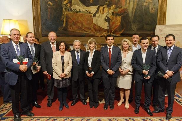 Foto de familia de los premiados con miembros de Consejo Social. 