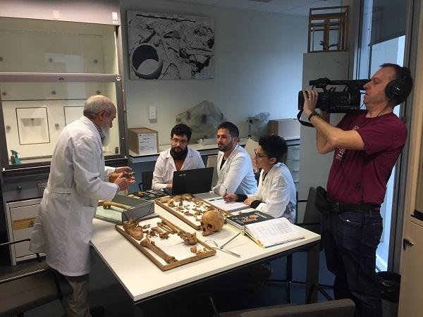 El periodista de Reuters Jim Drury, durante la reciente grabación de un reportaje con el catedrático de Antropología Física de la UGR Miguel Botella y su equipo de investigación, en la Facultad de Medicina