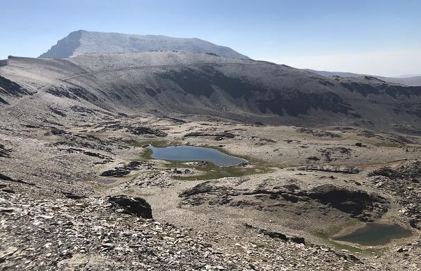 Lagunas de Río Seco, con el Mulhacén al fondo. 