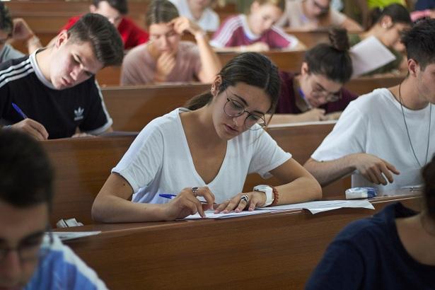 Alumnado durante uno de los exámenes. 