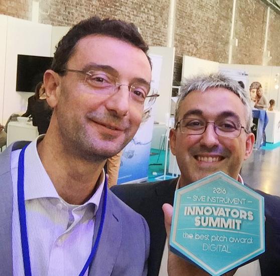 Los responsables de Seven Solutions, Javier Díaz y Eduardo Ros, recogen el premio al mejor 'Elevator Pitch'