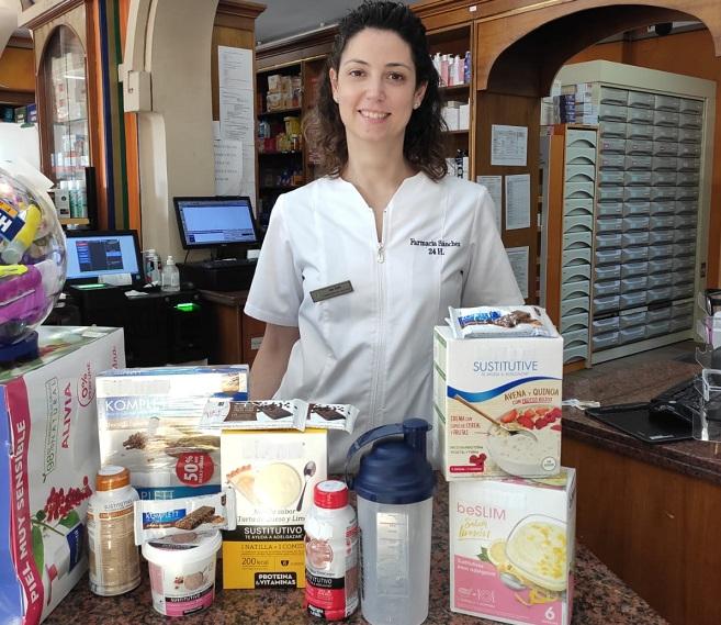 Ana Zurita Ortega, investigadora principal del estudio, con algunos de los productos analizados.