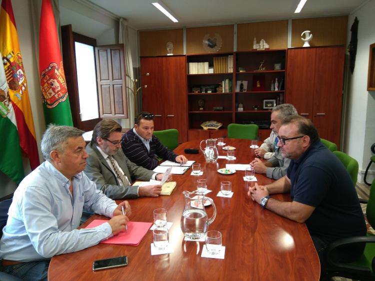 Los representantes de UGT con el teniente de alcalde Baldomero Oliver.