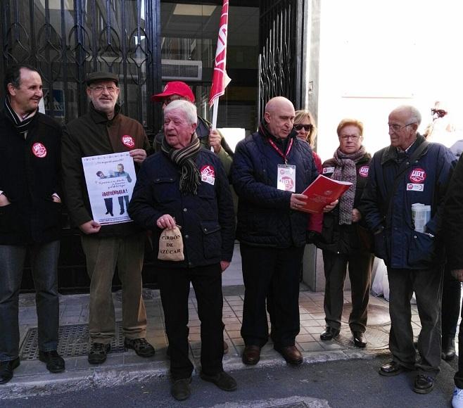Pensionistas de UGT han entregado un manfiesto de protesta en la Subdelegación del Gobierno.