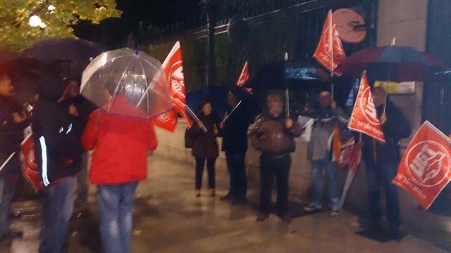 Pese al mal tiempo, UGT se ha concentrado frente a la Subdelegación del Gobierno.