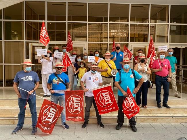 Concentración a las puertas del Servicio de Empleo.