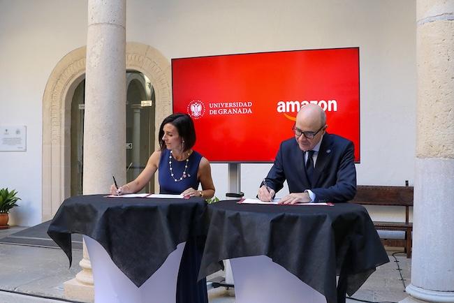 Carmen Nestares y el rector.