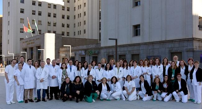 Unidad de Hematología del Virgen de las Nieves, junto a pacientes.