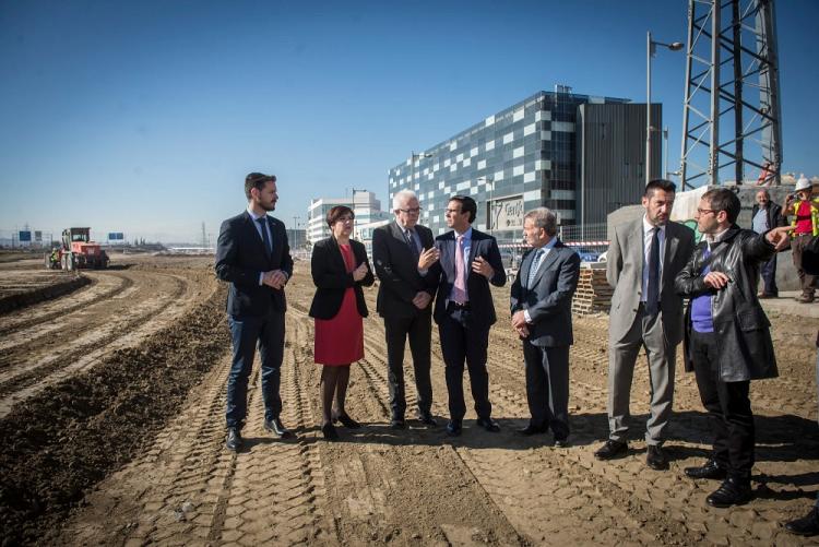 El consejero y el alcalde, acompañado por otras autoridades, en la visita a las obras de urbanización del PTS.